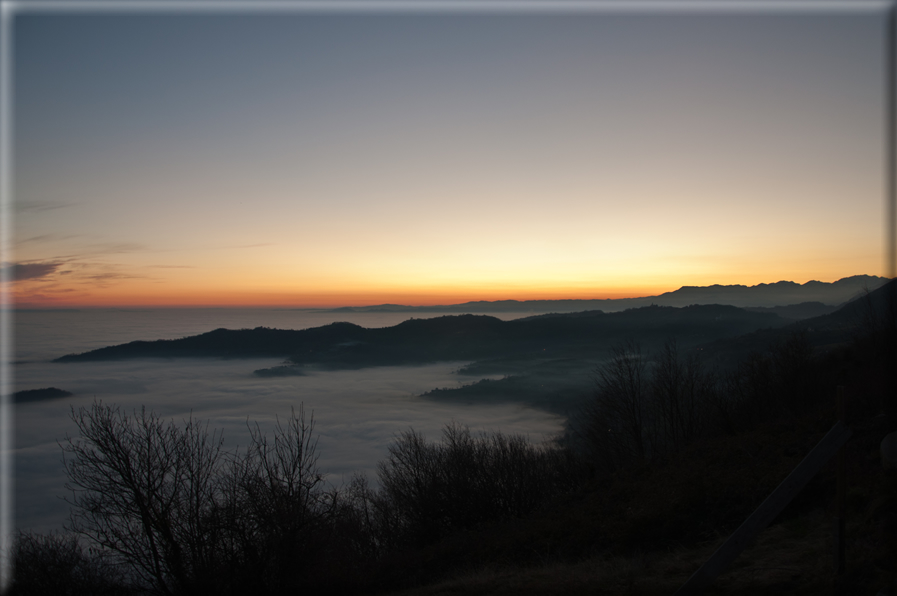 foto Colline nella nebbia al Tramonto